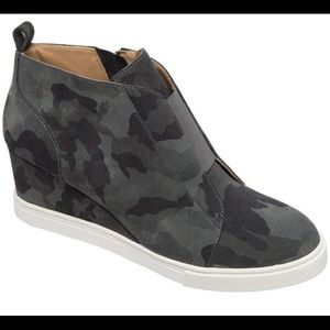 Women’s wedge booties